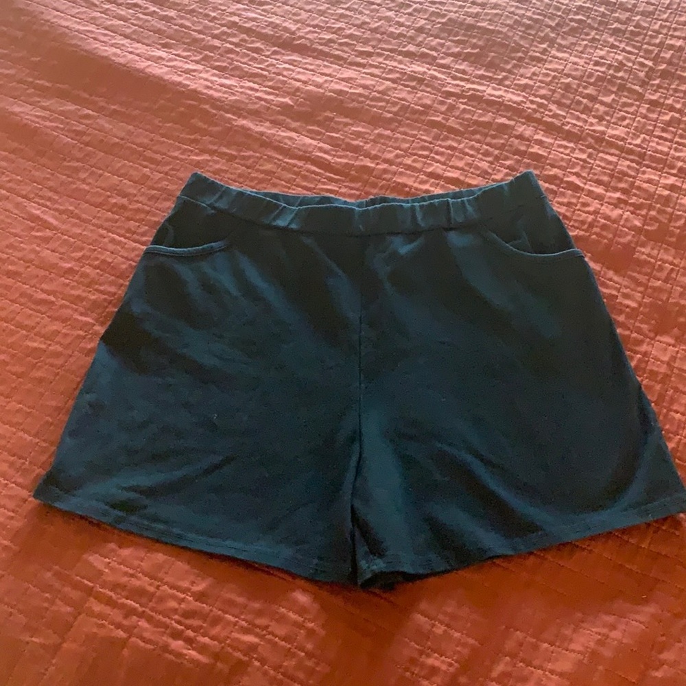 Black shorts w/pockets 3” inseam. Brand: The Girls